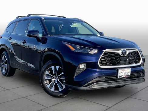 Used 2022 Toyota Highlander XLE AWD/4WD image 2