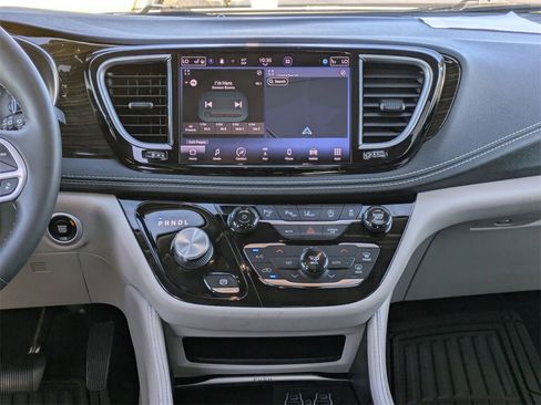 Used 2022 Chrysler Pacifica Limited image 13