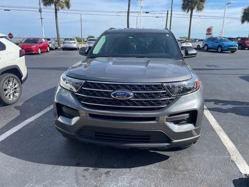 Used 2024 Ford Explorer XLT image 2