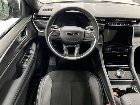 New 2025 Jeep Grand Cherokee L Altitude image 18