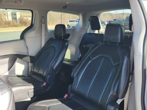 Used 2024 Chrysler Pacifica Touring-L image 9