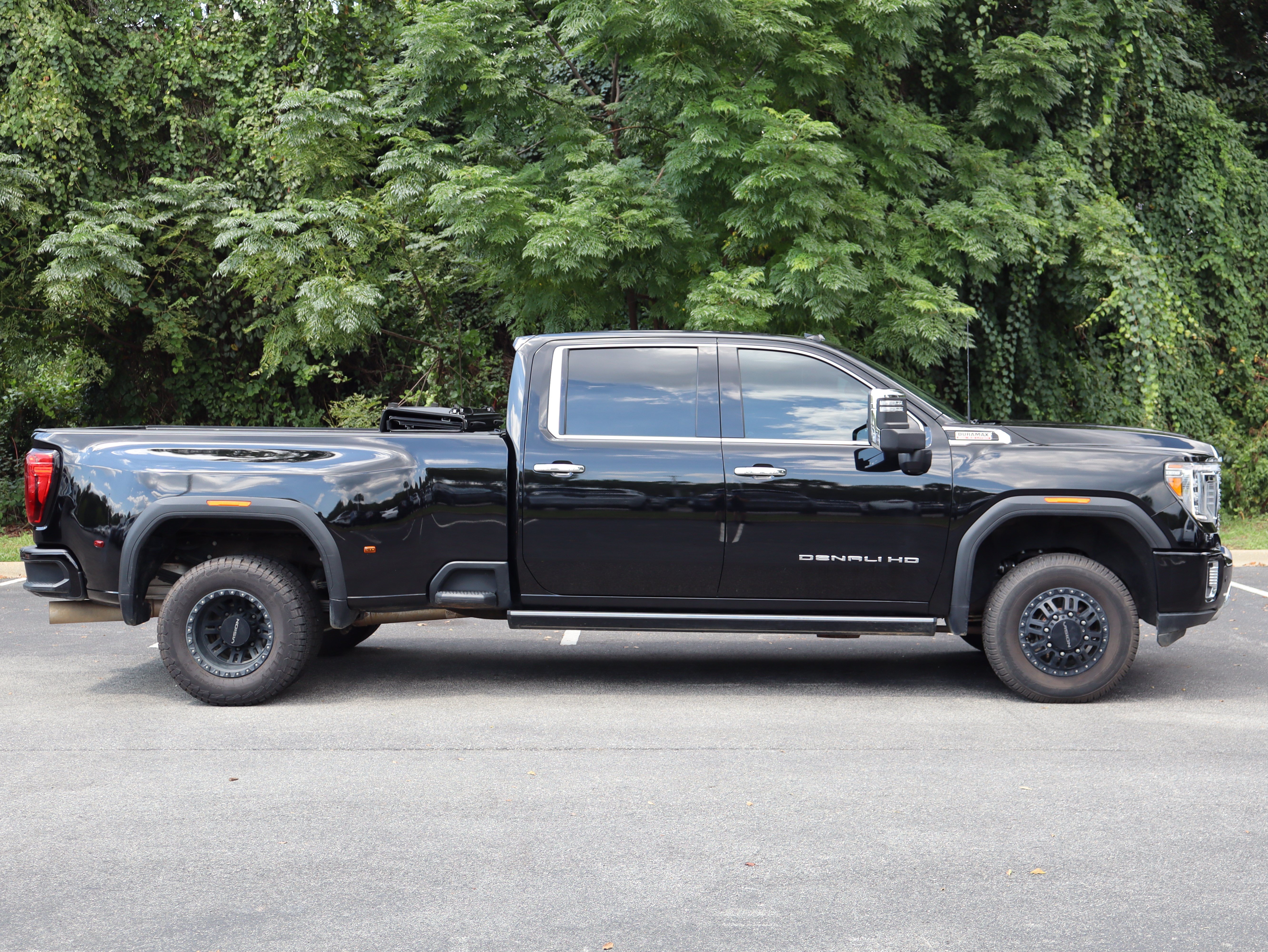 Used 2023 GMC Sierra 3500 Denali w/ Denali Ultimate Package AWD/4WD image 10