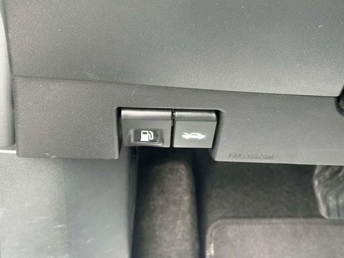 Used 2025 Nissan Versa SV FWD image 17