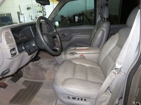 Used 1999 GMC Suburban 2500 w/ Marketing Opt Pkg 3 image 17