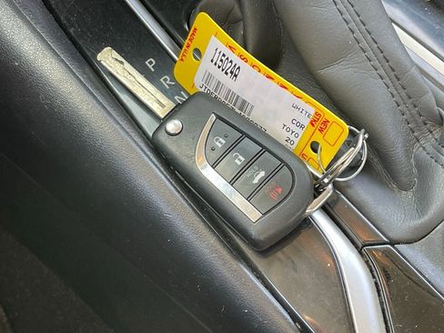 Used 2020 Toyota Corolla LE image 9