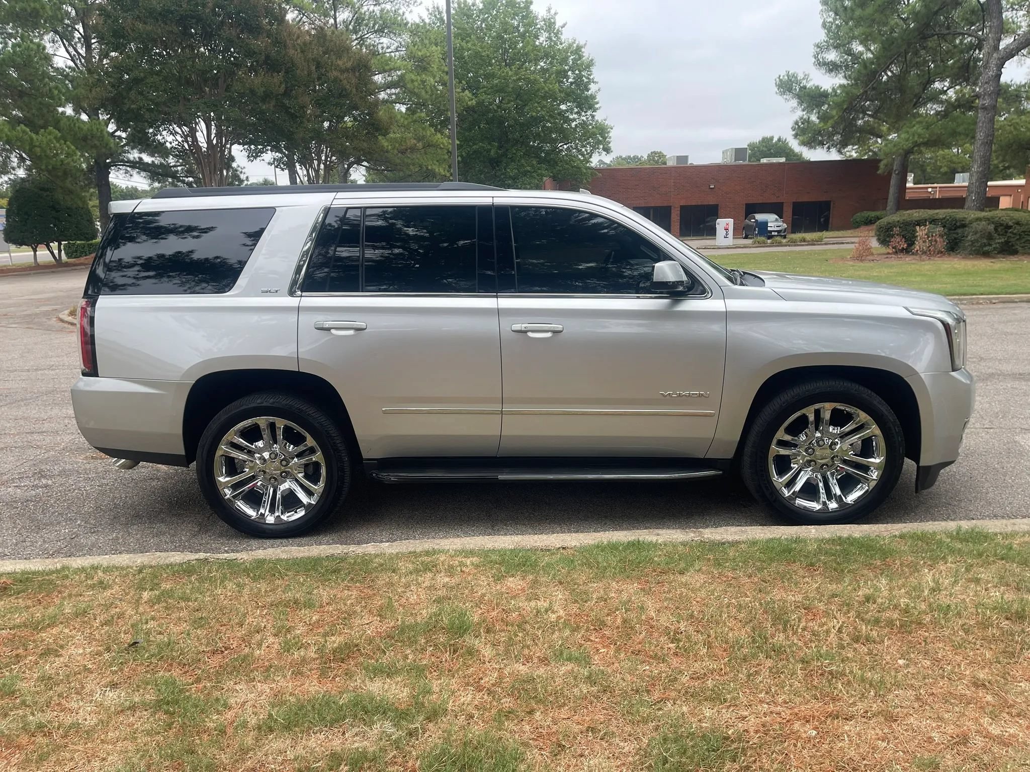 Used 2019 GMC Yukon SLT w/ Premium Edition RWD image 6