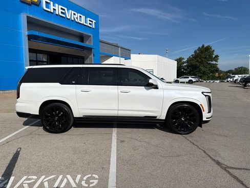 Used 2025 Cadillac Escalade ESV Sport Platinum w/ LPO, ONYX Package AWD/4WD image 2