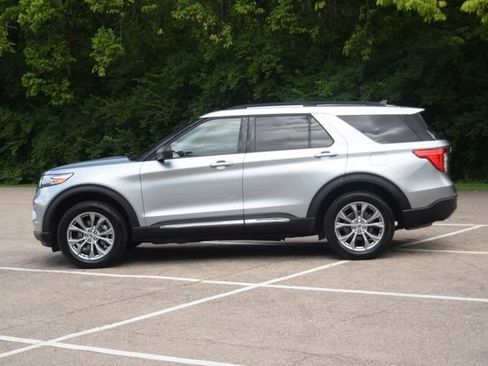 Used 2022 Ford Explorer XLT w/ Equipment Group 202A AWD/4WD image 24