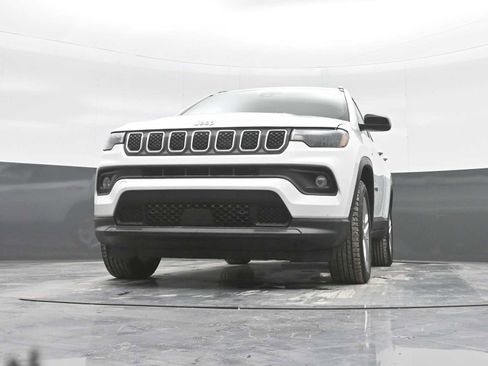 Used 2023 Jeep Compass Latitude image 34