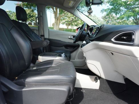 Used 2020 Chrysler Pacifica Touring-L FWD image 17