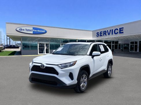Used 2023 Toyota RAV4 XLE w/ Convenience Package FWD image 4