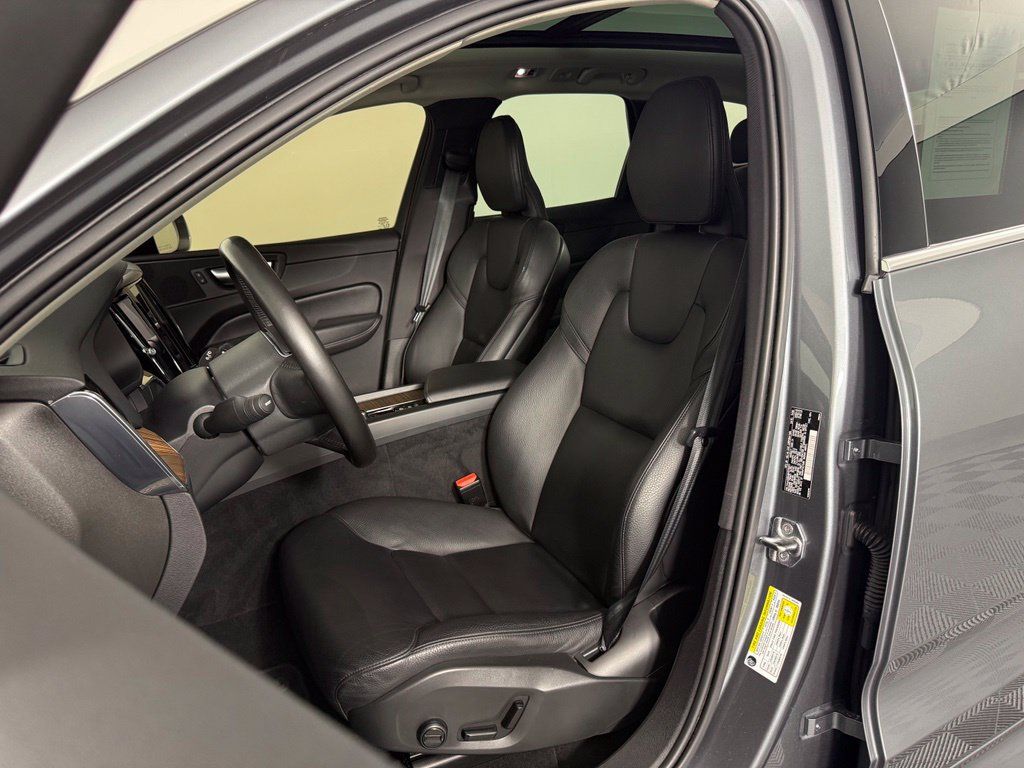 Used 2021 Volvo XC60 T6 Momentum AWD/4WD image 5