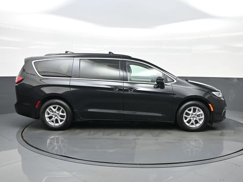 Used 2022 Chrysler Pacifica Touring-L FWD image 7