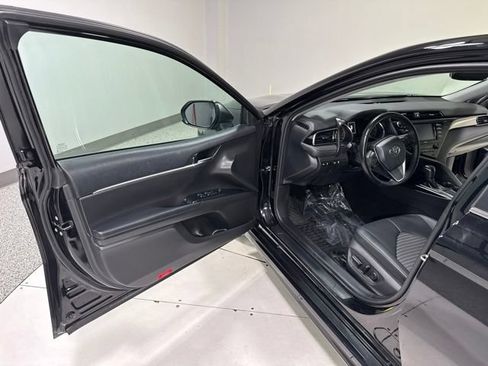 Used 2020 Toyota Camry SE FWD image 9