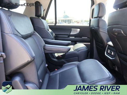 Used 2025 Ford Expedition Max Platinum AWD/4WD image 12