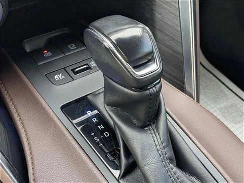 Used 2021 Toyota Venza Limited image 11