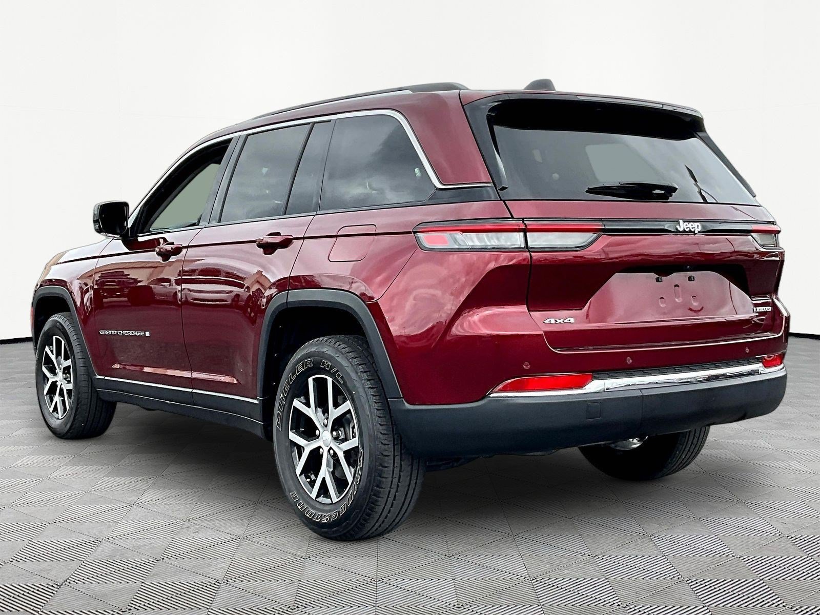 Used 2023 Jeep Grand Cherokee Limited AWD/4WD image 4