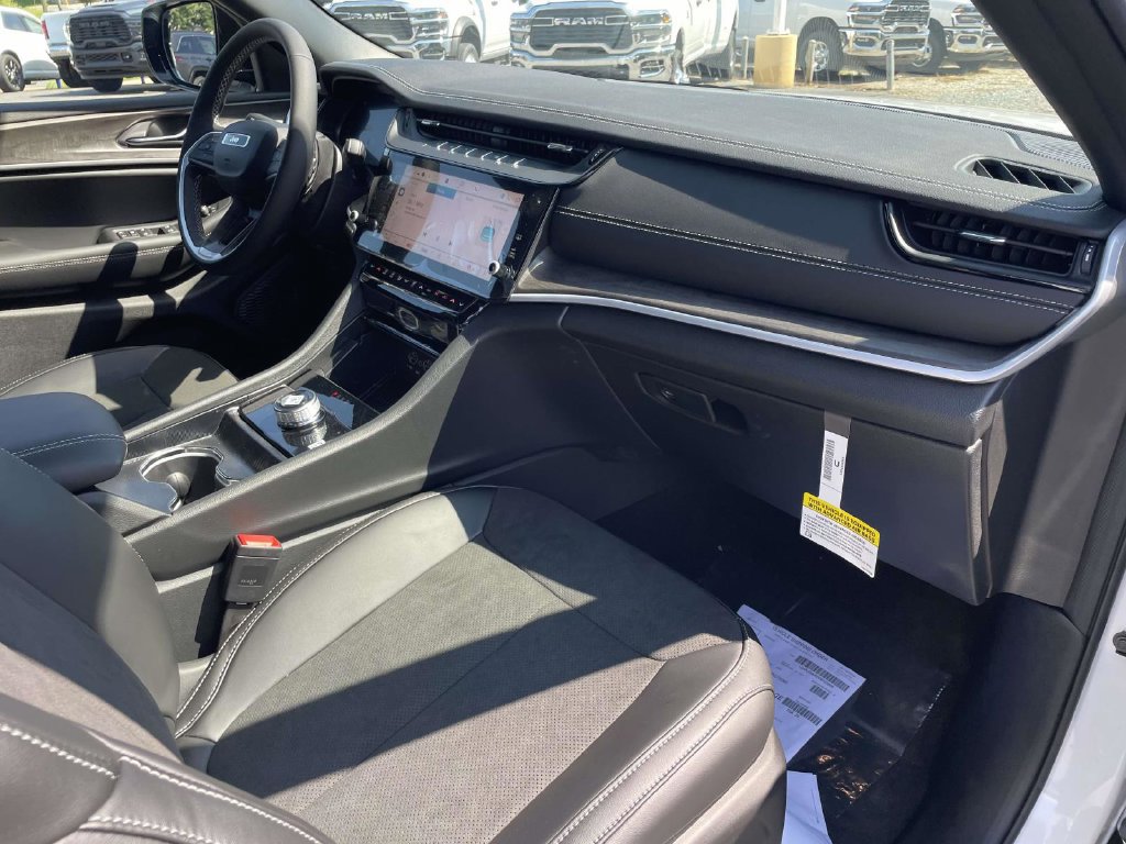 New 2027 Jeep Grand Cherokee Altitude RWD image 13