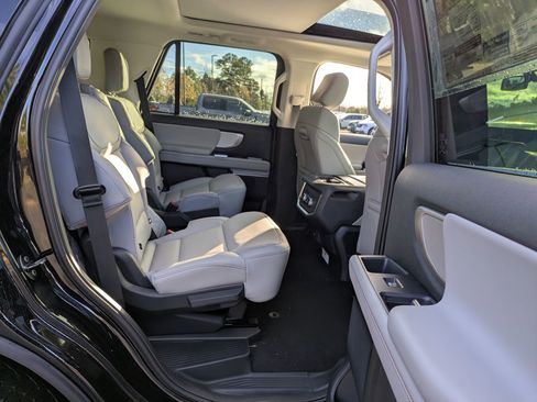 New 2025 Ford Expedition Active image 31