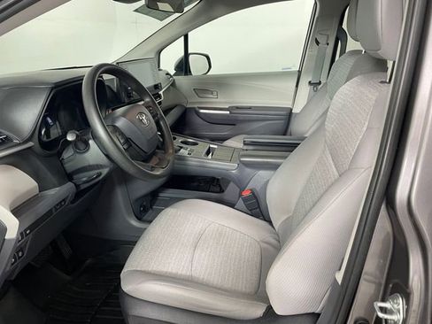 Used 2022 Toyota Sienna LE image 2