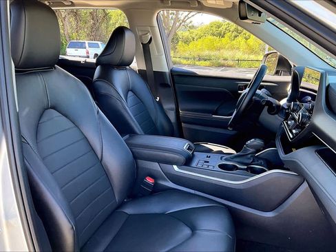 Certified 2024 Toyota Highlander XLE image 8