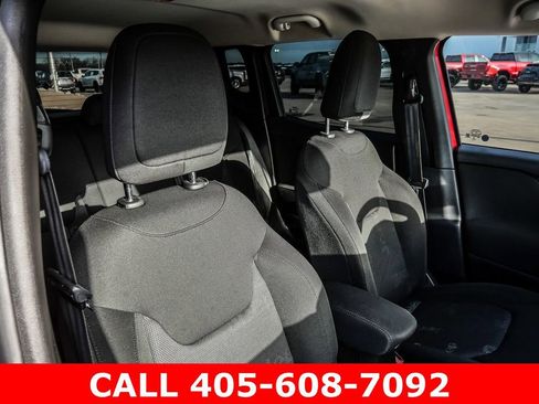 Used 2017 Jeep Renegade Latitude FWD image 14
