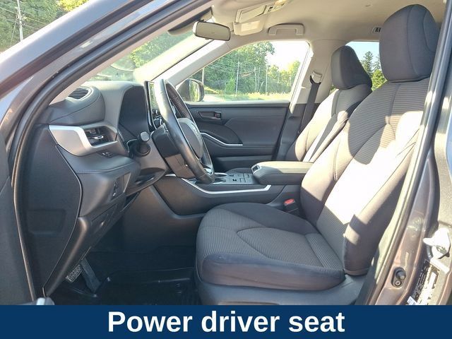 Used 2020 Toyota Highlander LE AWD/4WD image 2