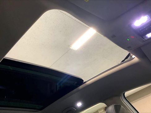 Used 2024 Volkswagen Atlas SE w/ Panoramic Sunroof Package image 13