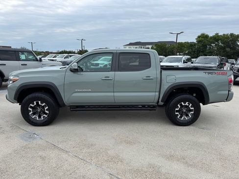 Used 2022 Toyota Tacoma TRD Off-Road w/ Technology Package AWD/4WD image 13