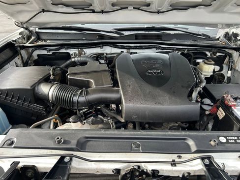 Used 2017 Toyota Tacoma TRD Sport image 31