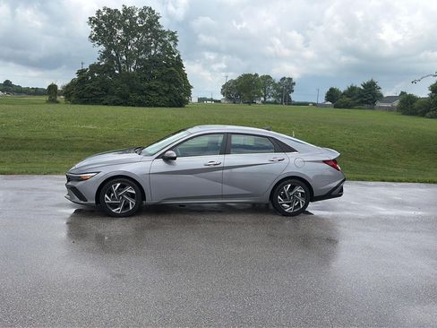Used 2025 Hyundai Elantra SEL FWD image 2