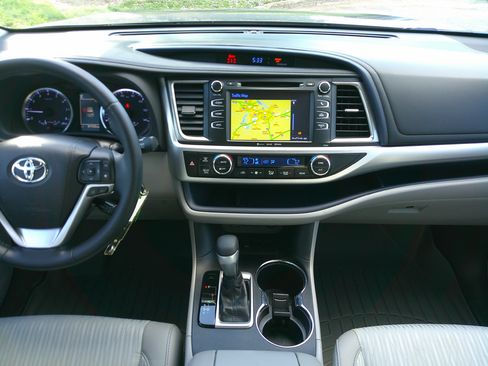 Used 2018 Toyota Highlander Plus image 30