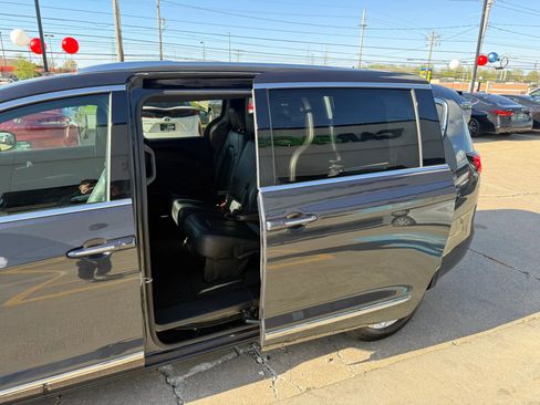 Used 2020 Chrysler Pacifica Touring-L FWD image 21
