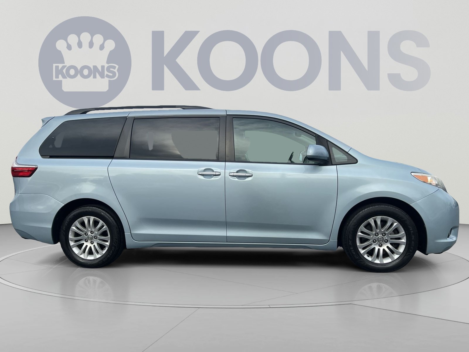 Used 2017 Toyota Sienna XLE w/ XLE Navigation Package FWD image 10
