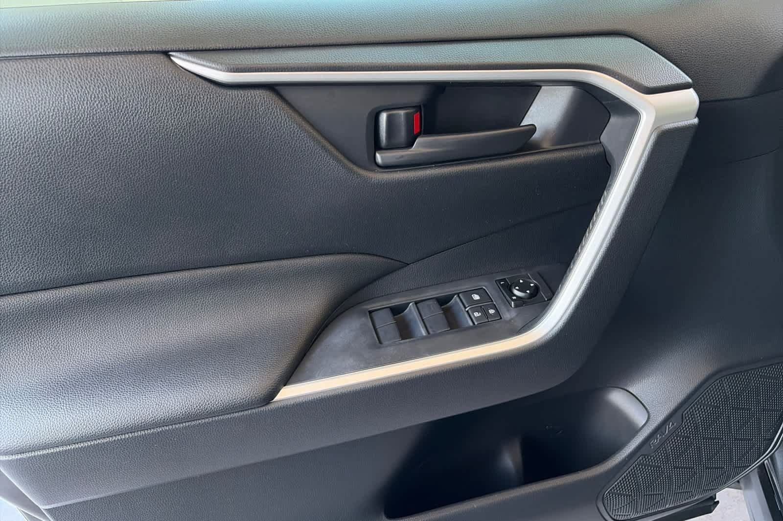 Used 2019 Toyota RAV4 LE FWD image 12