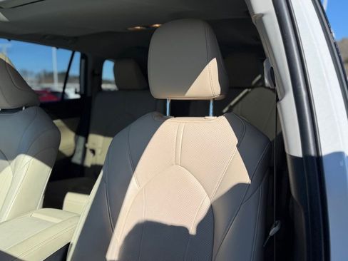 Used 2023 Toyota Highlander Limited image 8