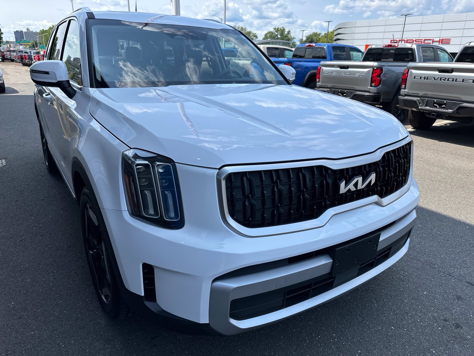Used 2024 Kia Telluride EX w/ EX Captain's Chair Package AWD/4WD image 3