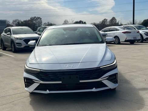 Certified 2025 Hyundai Elantra SEL image 2