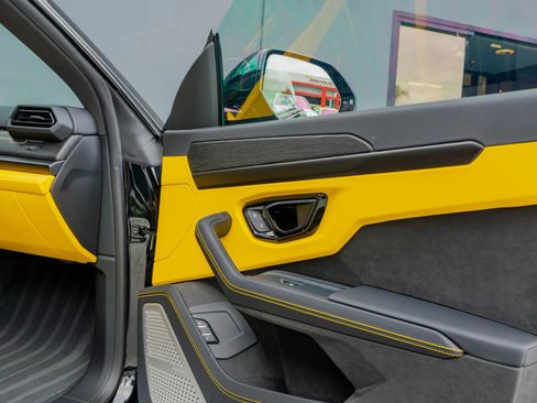 Used 2025 Lamborghini Urus SE image 71