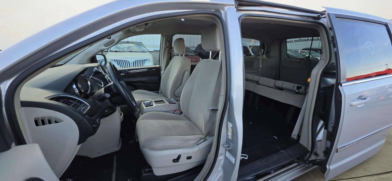 Used 2011 Chrysler Town & Country Touring w/ Entertainment Group #1 FWD image 9