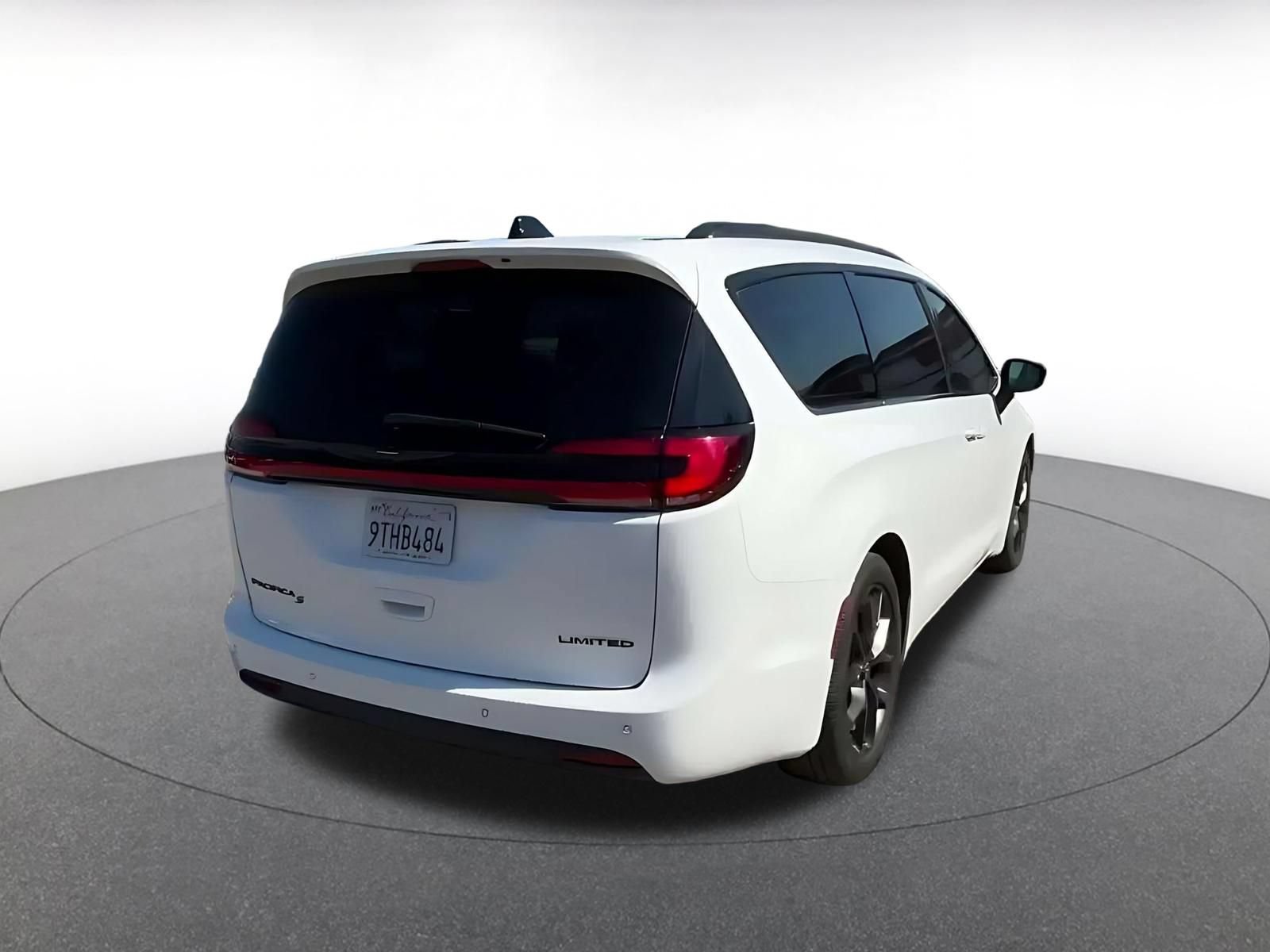Used 2025 Chrysler Pacifica Limited FWD image 13