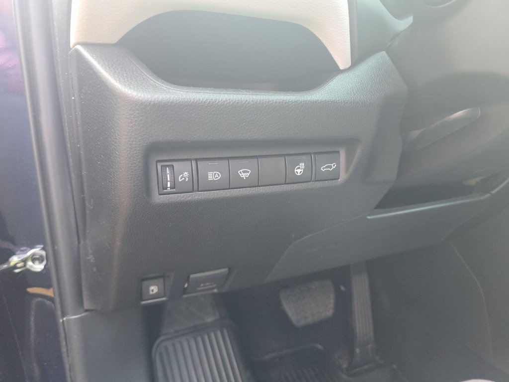 Used 2022 Toyota RAV4 XLE Premium AWD/4WD image 19