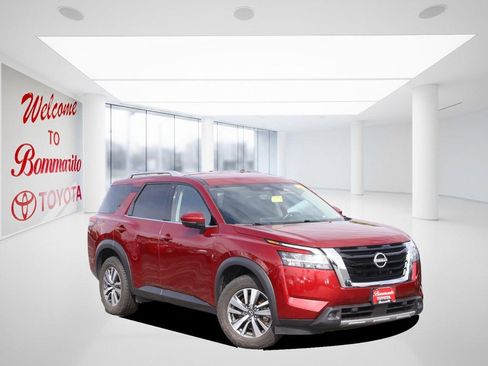 Used 2023 Nissan Pathfinder SL AWD/4WD image 2