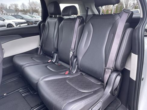 Used 2024 Kia Carnival LX image 21