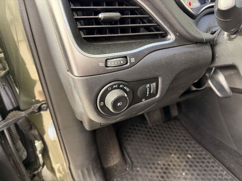 Used 2019 Jeep Cherokee Latitude w/ Cold Weather Group AWD/4WD image 20