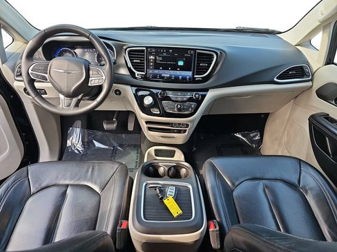 Used 2022 Chrysler Pacifica Touring-L FWD image 13