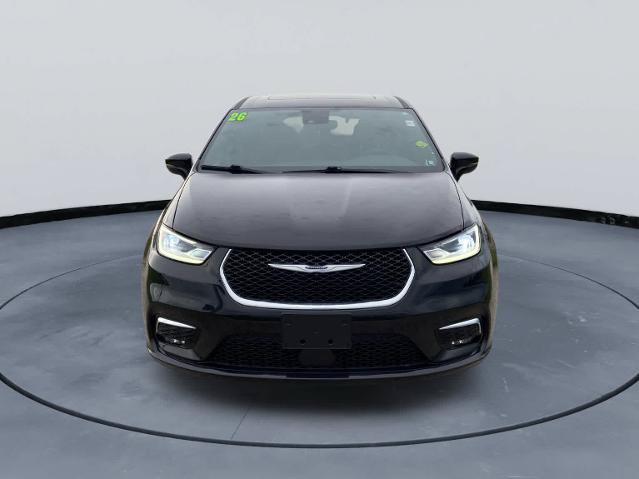 Used 2026 Chrysler Pacifica Limited FWD image 2