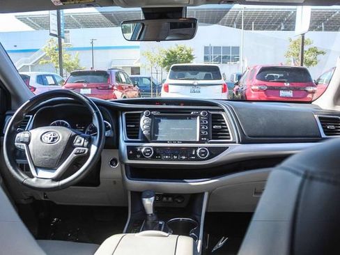 Used 2018 Toyota Highlander XLE w/ Carpet Mat Package (TMS) FWD image 16