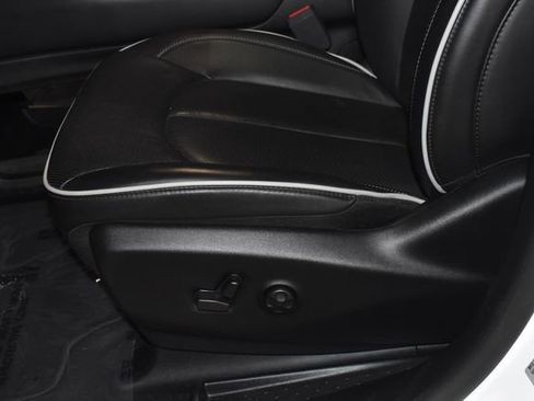 Certified 2025 Chrysler Pacifica Limited image 13