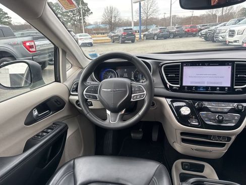 Used 2023 Chrysler Pacifica Touring-L image 8